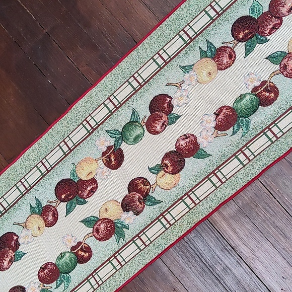 Apple Table Runner - Picture 1 of 4